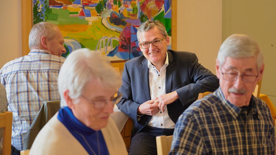 Roderich Kieswetter informierte sich als langjähriges Mitglied des BundeswehrVerband in seiner Kameradschaft ERH in Ellwangen über die aktuelle Verbandsarbeit. Foto: IK