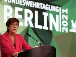 Verteidigungsministerin Annegret Kramp-Karrenbauer betonte die Notwendigkeit der Veränderung für die Bundeswehr, um für die aktuellen und künftigen Herausforderungen besser aufgestellt zu sein. Foto: Bundeswehr