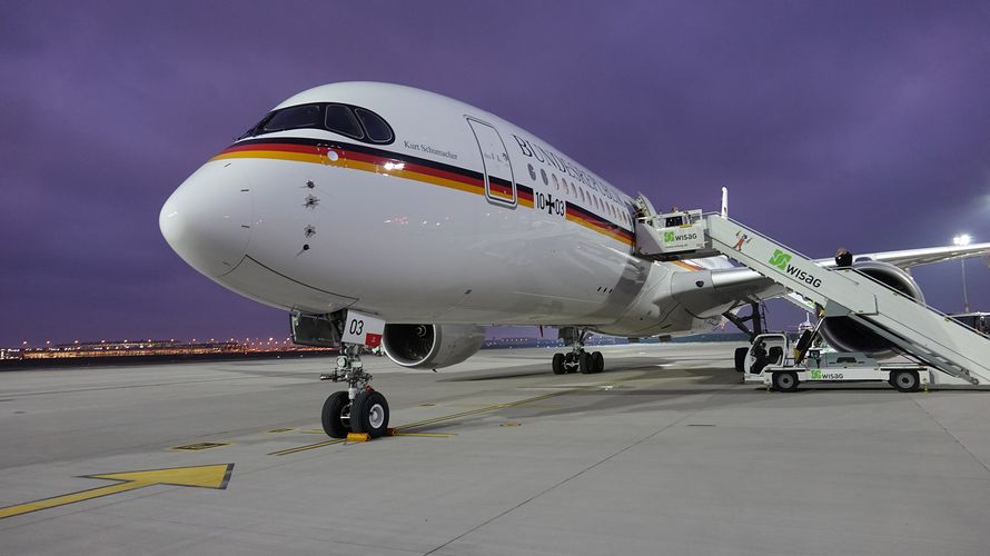 Der neue Regierungsflieger, ein auf den Namen «Kurt Schumacher» getaufter Airbus A350, steht am Berliner Flughafen. Foto: picture alliance/dpa | Michael Fischer