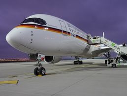 Der neue Regierungsflieger, ein auf den Namen «Kurt Schumacher» getaufter Airbus A350, steht am Berliner Flughafen. Foto: picture alliance/dpa | Michael Fischer