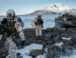 Finnische Marine-Infanteristen werden bei einer Übung von einem schwedischen Boot an der norwegischen Küste abgesetzt. Russlands aggressive Politik hat die traditionell neutralen Staaten Schweden und Finnland in die NATO getrieben - und das Bündnis somit gestärkt. Foto: NATO
