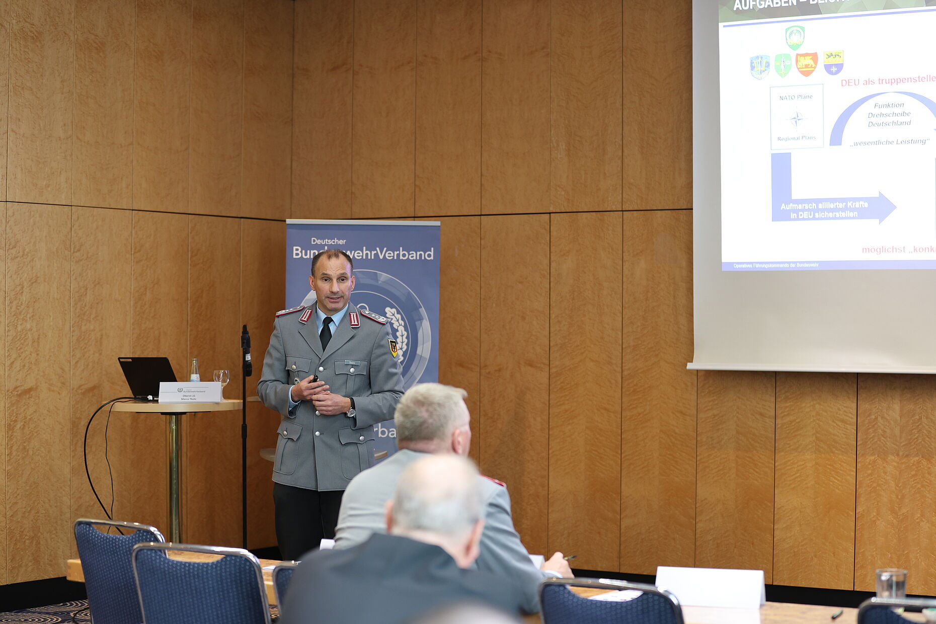 Oberst i.G. Marco Tkotz berichtete in deinem Vortrag zur aktuellen Lage, Aufträgen und Herausforderungen des Operativen Führungskommandos. Fotos: DBwV/Eva Krämer