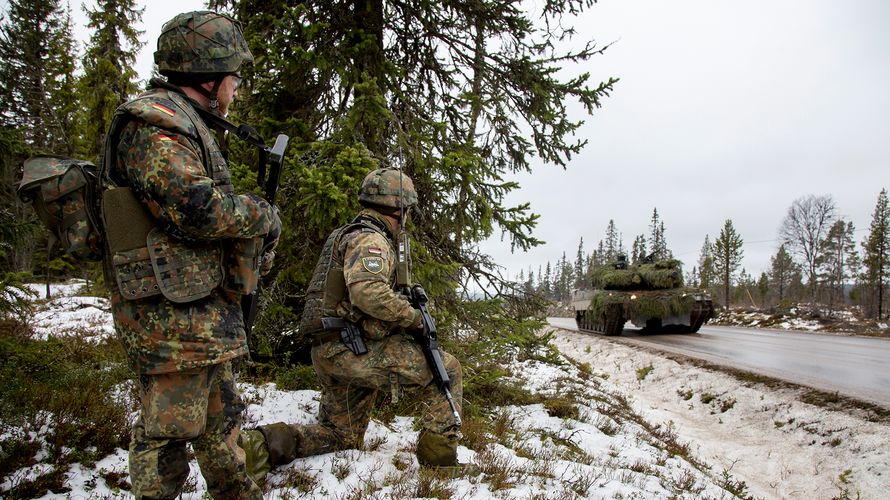 Deutsche Pioniere und ein Kampfpanzer Leopard 2 bei der Nato-Großübung "Trident Juncture" im November 2018 in Norwegen: Mit dem Manöver wurde die Verlegefähigkeit der VJTF unter Beweis gestellt. Foto: Bundeswehr/Marco Dorow