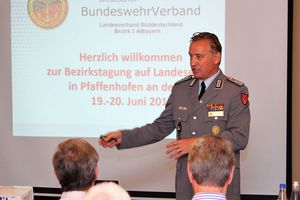Vorsitzender Hauptmann Roland Ehrenberger begrüßt die 23 Mandatsträger Foto: DBwV/Kaminsky