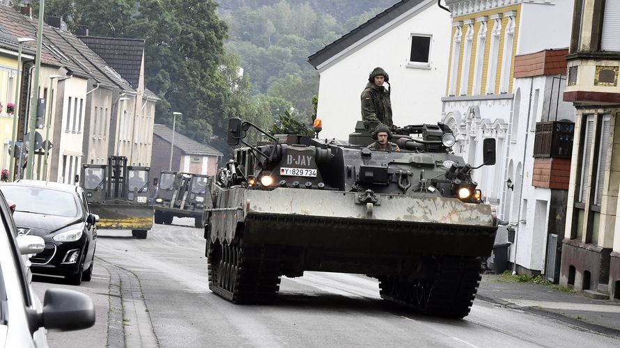 Die Bundeswehr ist da, wenn man sie braucht: Bergepanzer und schweres Räumgerät auf dem Weg zum Einsatzort in Hagen. Foto: picture alliance/Roberto Pfeil