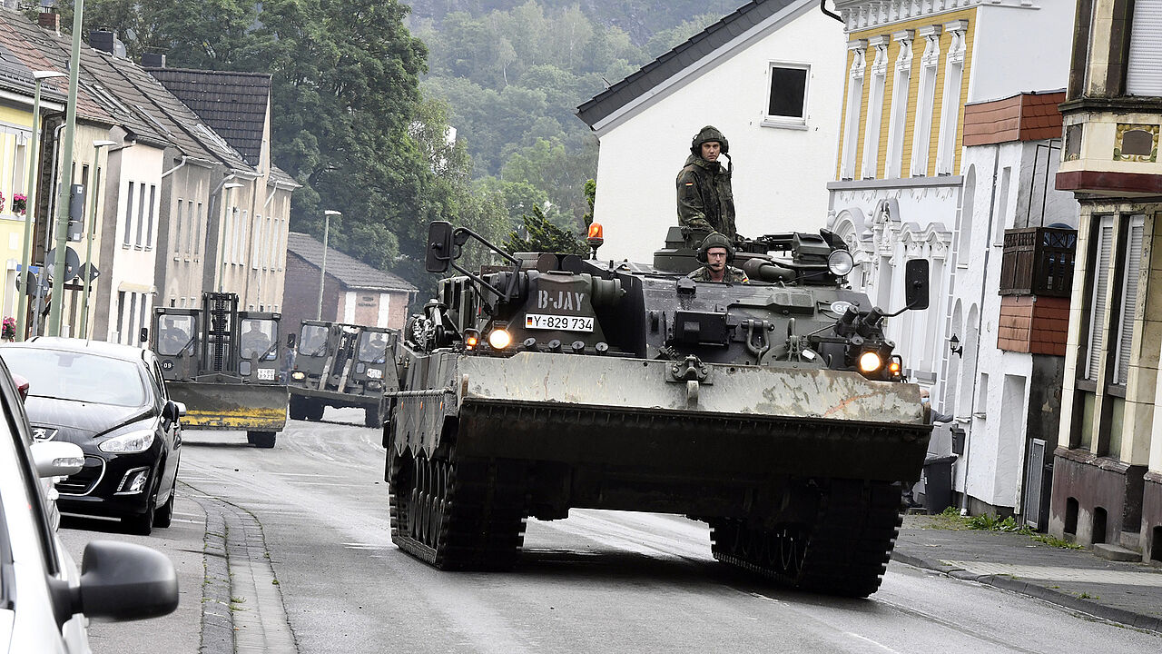 Die Bundeswehr ist da, wenn man sie braucht: Bergepanzer und schweres Räumgerät auf dem Weg zum Einsatzort in Hagen. Foto: picture alliance/Roberto Pfeil