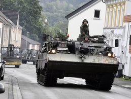 Die Bundeswehr ist da, wenn man sie braucht: Bergepanzer und schweres Räumgerät auf dem Weg zum Einsatzort in Hagen. Foto: picture alliance/Roberto Pfeil