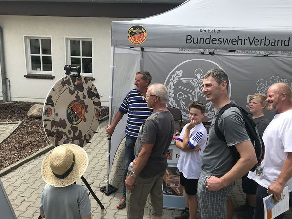 Besucher am Stand des DBwV beim Tag der offen Tür in Burg. Foto: DBwV/Brockholz