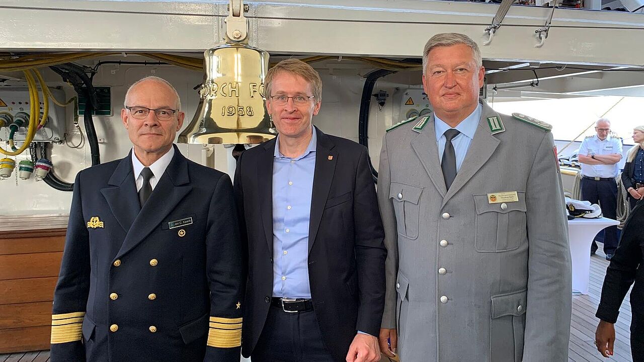 Vizeadmiral Jan C. Kaack, Daniel Günther (CDU), Ministerpräsident von Schleswig-Holstein und Oberst Thomas Behr. Foto: DBwV
