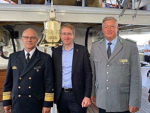 Vizeadmiral Jan C. Kaack, Daniel Günther (CDU), Ministerpräsident von Schleswig-Holstein und Oberst Thomas Behr. Foto: DBwV