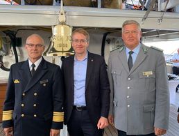 Vizeadmiral Jan C. Kaack, Daniel Günther (CDU), Ministerpräsident von Schleswig-Holstein und Oberst Thomas Behr. Foto: DBwV