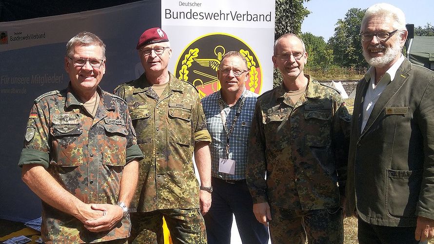 Generalinspekteur besuchte DBwV-Infostand: General Eberhard Zorn (2.v.l) im Gespräch mit dem Landesvorsitzendem Thomas Sohst und saarländischen Mandatsträgern Foto: Stabsfeldwebel a.D. Werner Döring