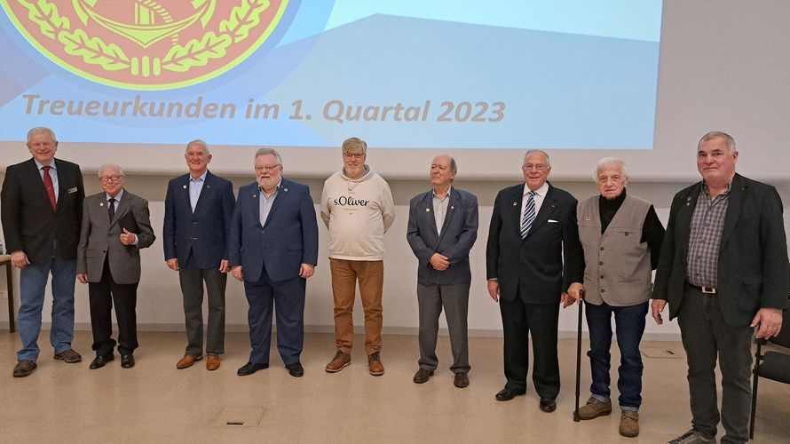 Mitgliederehrung „vor der Front“ bei den Ehemaligen in Köln: (v.l) Hauptmann a.D. Volker Jung, Oberstleutnant a.D. Hans Nusko, Oberstabsfeldwebel a.D. Günter Ebrecht, Hauptmann a.D. Udo Kloos, Stabsfeldwebel a.D. Heinz-Jürgen Derksen, Stabsfeldwebel a. D. Erich Oestreicher, Oberstabsfeldwebel a.D. Wolfgang Pientka, Oberstabsfeldwebel a. D. Adalbert Ronig und Oberstleutnant a.D. Peter Klein. Foto: Joachim Hentschel 