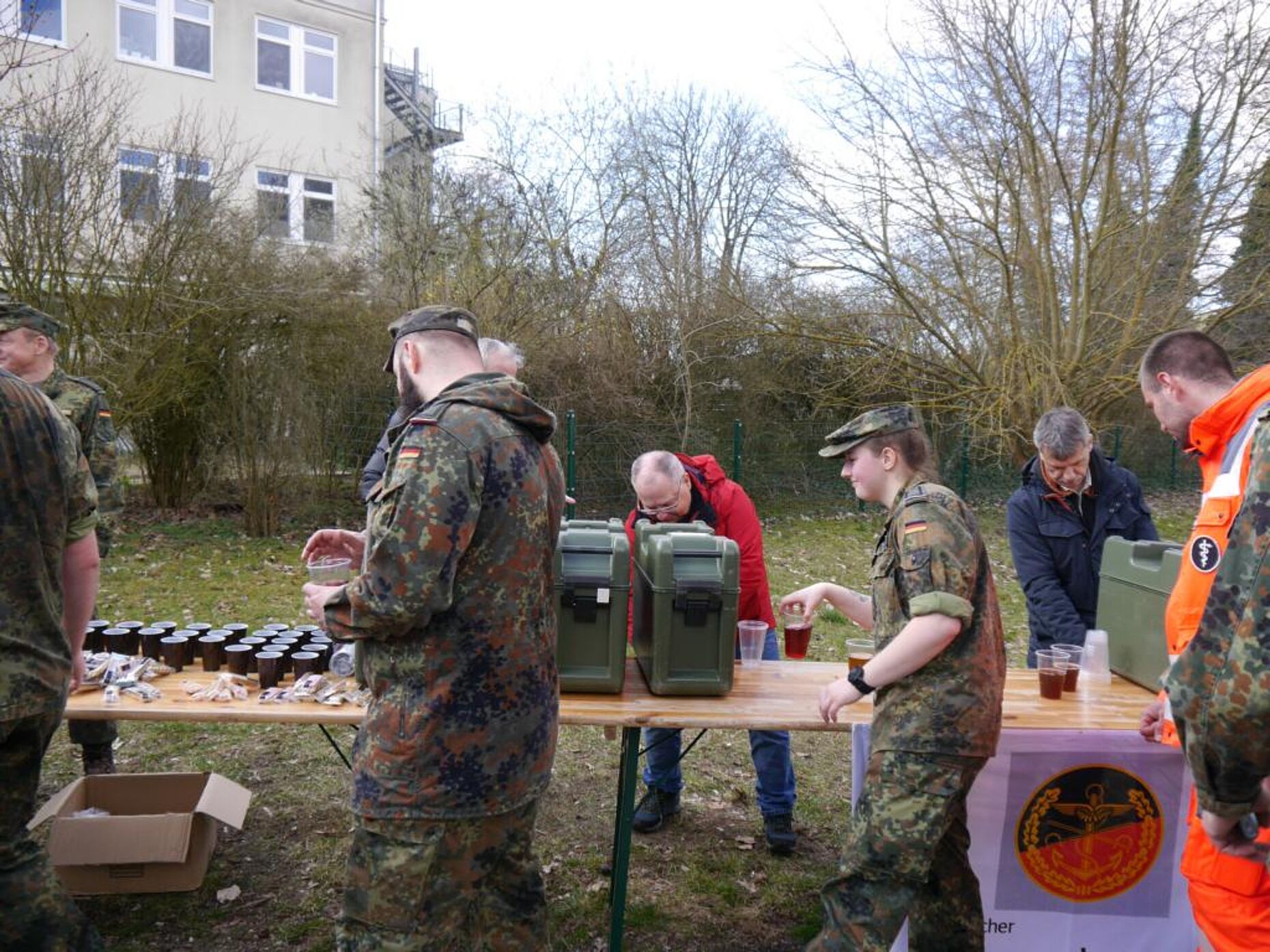 Die Kameradschaft ERH Strausberg unterstützte den Marsch und hielt Getränke für die Teilnehmerinnen und Teilnehmer bereit. Foto: Thomas Ritter