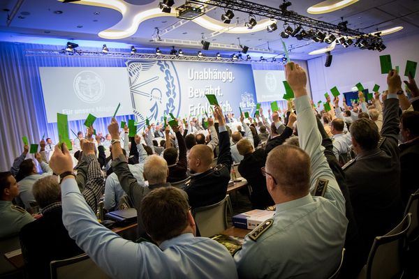 Delegierte geben auf der 20. Hauptversammlung des Deutschen BundeswehrVerbands ihr Votum ab. Foto: DBwV/Scheurer