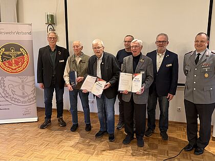 Marco Dähn (von links), Joachim Cieluch, der geehrte Wulf Hornung nebst weiteren Ausgezeichneten und Vorstandsmitgliedern. Foto: DBwV