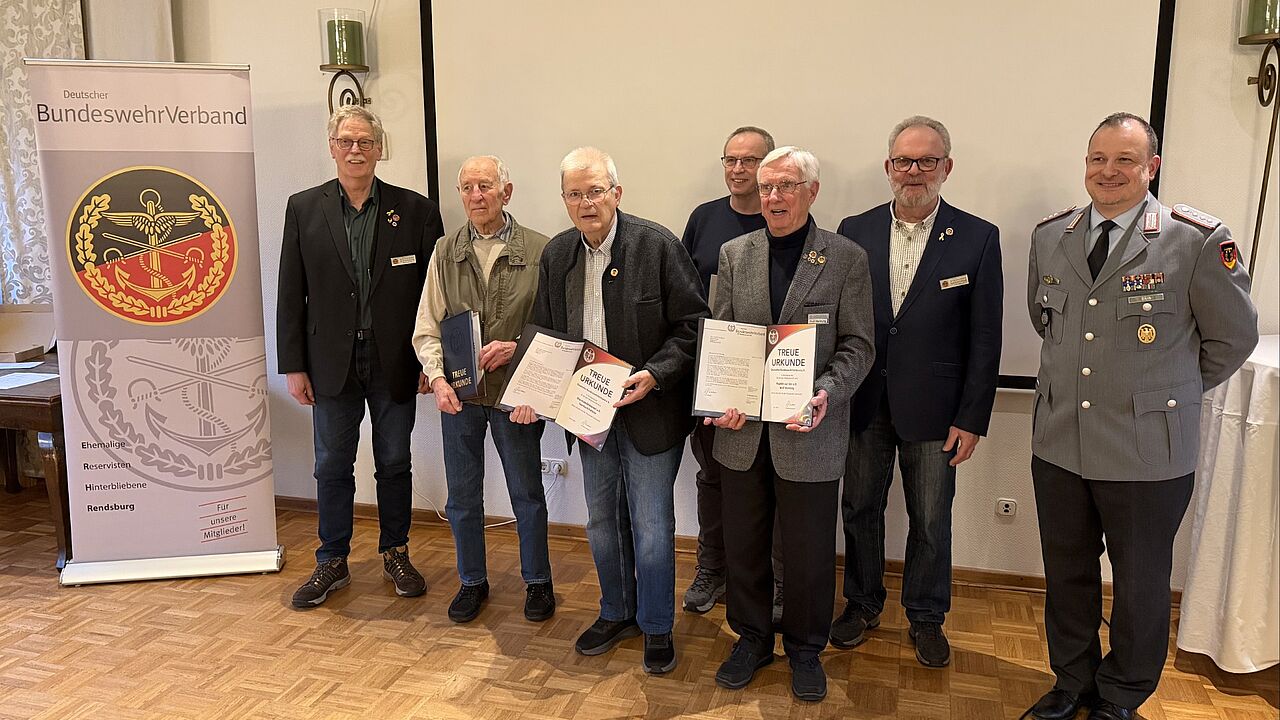 Marco Dähn (von links), Joachim Cieluch, der geehrte Wulf Hornung nebst weiteren Ausgezeichneten und Vorstandsmitgliedern. Foto: DBwV