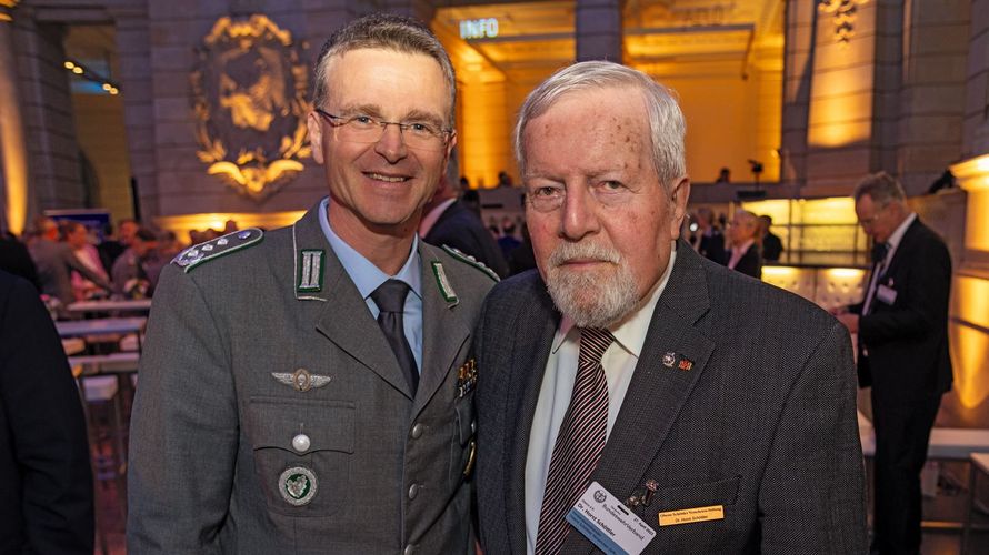 Oberst d.R. Horst Schöttler mit dem Bundesvorsitzenden, Oberst André Wüstner, beim Parlamentarischen Abend des Verbandes. Foto: DBwV/Yann Bombeke