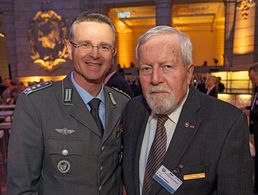 Oberst d.R. Horst Schöttler mit dem Bundesvorsitzenden, Oberst André Wüstner, beim Parlamentarischen Abend des Verbandes. Foto: DBwV/Yann Bombeke