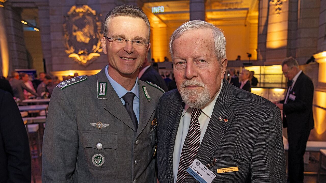 Oberst d.R. Horst Schöttler mit dem Bundesvorsitzenden, Oberst André Wüstner, beim Parlamentarischen Abend des Verbandes. Foto: DBwV/Yann Bombeke