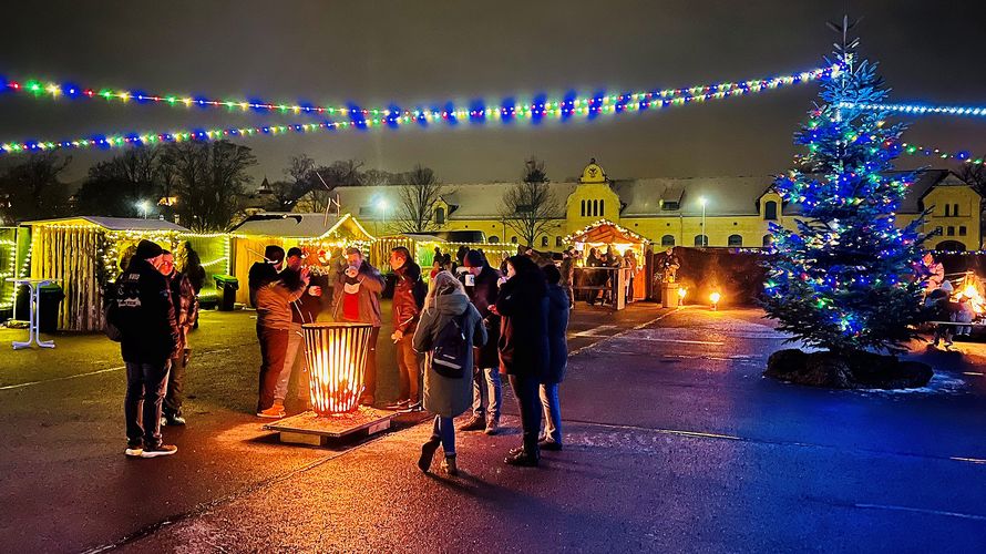 Weihnachtliche Gestaltung und Dekoration des Marktplatzes lies bei den Anwesenden weihnachtliche Stimmung aufkommen. Foto: Ralf Baasch