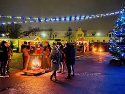 Weihnachtliche Gestaltung und Dekoration des Marktplatzes lies bei den Anwesenden weihnachtliche Stimmung aufkommen. Foto: Ralf Baasch