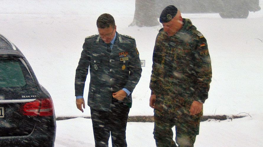 Kommandeur ITBtl 293, Oberstleutnant Jürgen Eckert (r.), begrüßt den Bundesvorsitzenden des DBwV, Oberstleutnant André Wüstner, bei Schneegestöber in der Werdenfelser Kaserne Foto: DBwV/JS