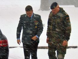 Kommandeur ITBtl 293, Oberstleutnant Jürgen Eckert (r.), begrüßt den Bundesvorsitzenden des DBwV, Oberstleutnant André Wüstner, bei Schneegestöber in der Werdenfelser Kaserne Foto: DBwV/JS