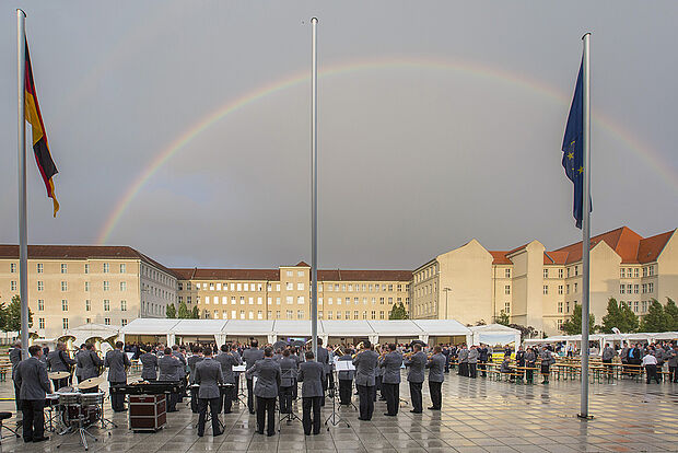 Ein Platzkonzert inklusive Regenbogen beendete den Festakt. Foto: DBwV 