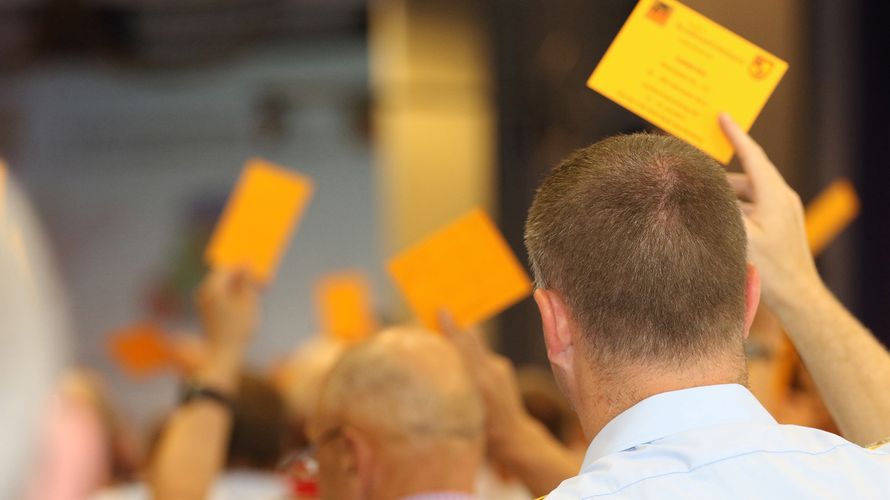 Bei den Landesversammlungen und schließlich bei der Hauptversammlung werden die Grundzüge der Verbandsarbeit festgelegt. Die Delegierten werden auf Mitgliederversammlungen auf Kameradschaftsebene gewählt. Archivfoto: DBwV/Gunnar Kruse