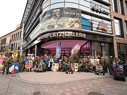 Im Rahmen der Veranstaltung „Schwerin in Grün“ sollen durch den Verkauf von Bundeswehr-Patches Spenden für einen guten Zweck gesammelt werden. Foto: Bundeswehr/Moldt 