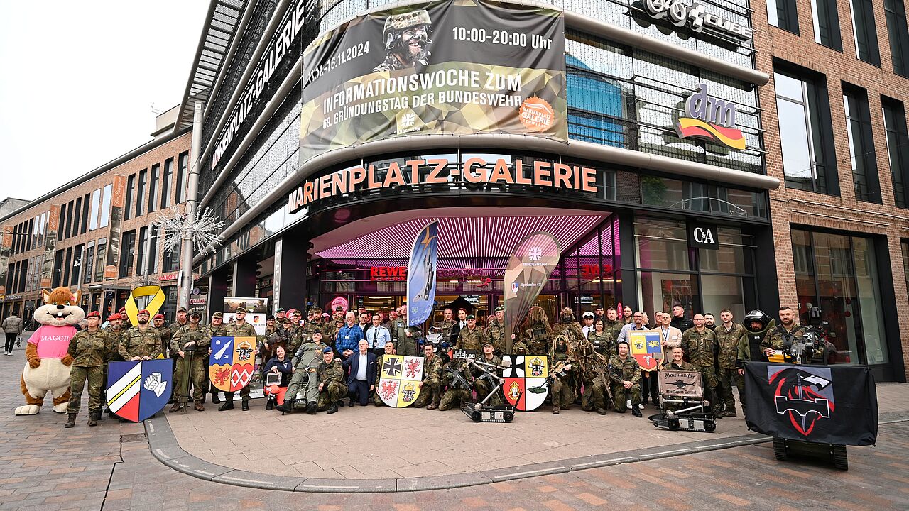 Im Rahmen der Veranstaltung „Schwerin in Grün“ sollen durch den Verkauf von Bundeswehr-Patches Spenden für einen guten Zweck gesammelt werden. Foto: Bundeswehr/Moldt 