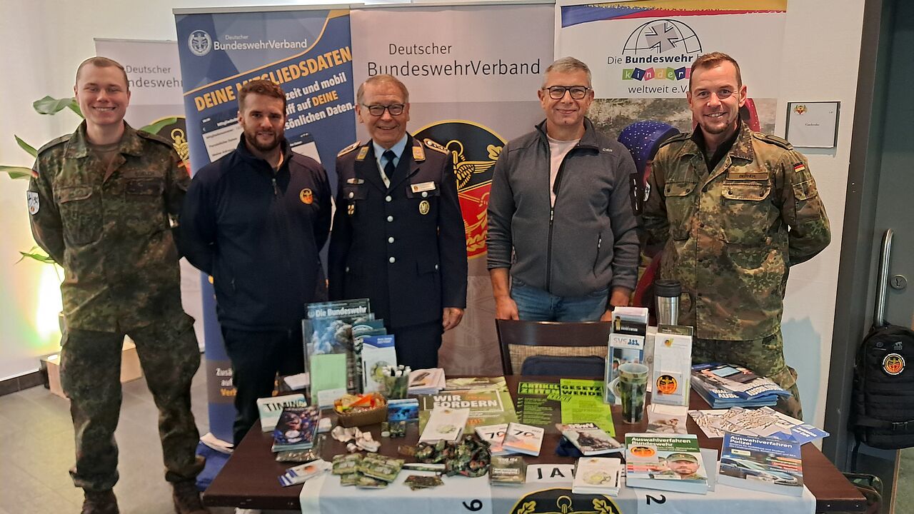 Informationen für „die Zeit danach“ gab es für Soldaten auf Zeit am Info-Stand des DBwV. Foto: DBwV