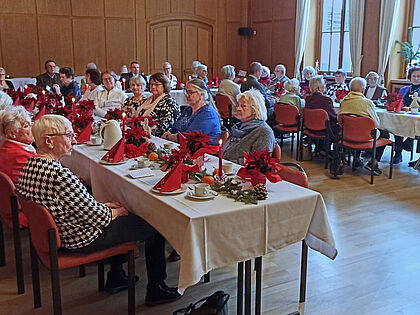 Die Frauengruppe der Kameradschaft ERH Kaufbeuren lud zur traditionellen Adventfeier – ein Nachmittag voller Lichter, Geschichten und besinnlicher Momente. Foto: Hinrich Petersen
