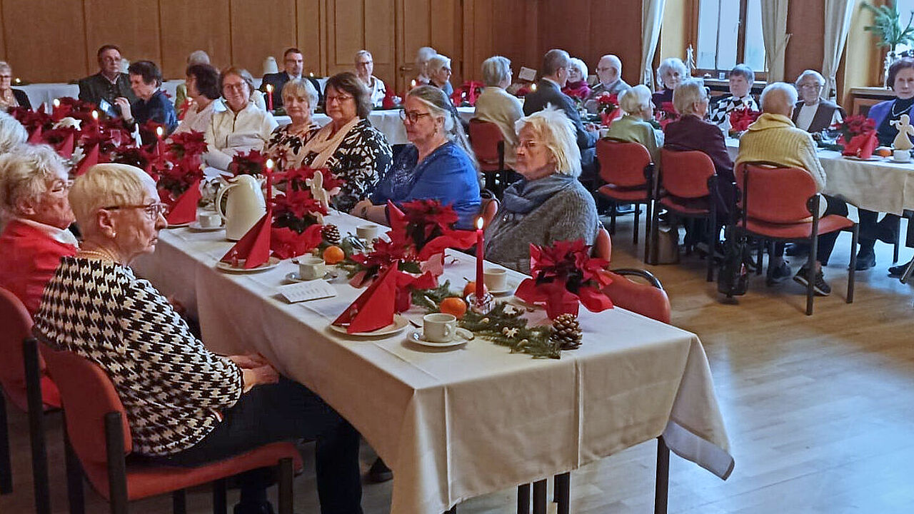 Die Frauengruppe der Kameradschaft ERH Kaufbeuren lud zur traditionellen Adventfeier – ein Nachmittag voller Lichter, Geschichten und besinnlicher Momente. Foto: Hinrich Petersen