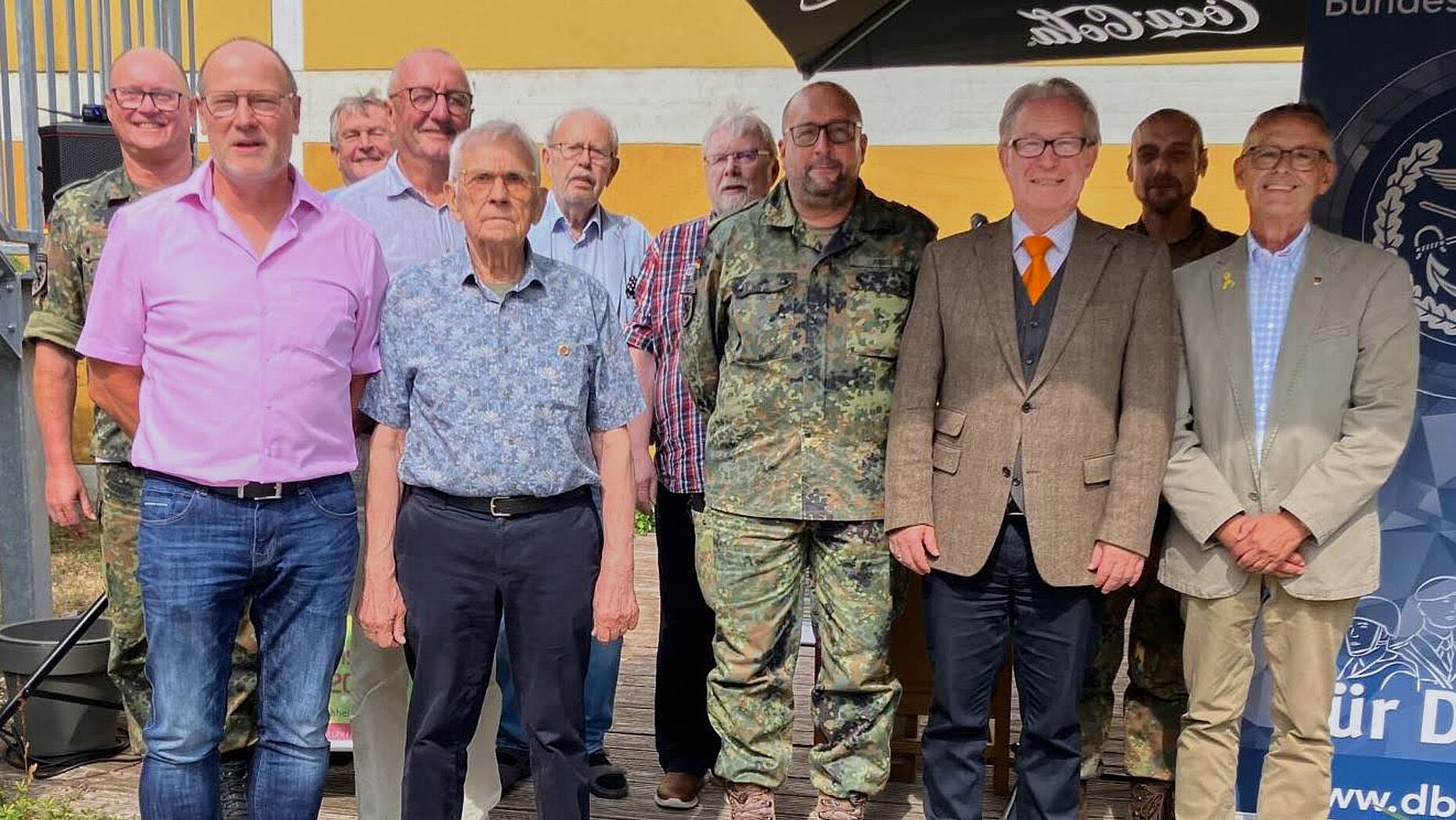 Ehrengäste und geehrte Mitglieder beim Sommerfest der KERH Würzburg-Veitshöchheim, darunter Würzburgs 3. Bürgermeister Joachim Spatz (3.v.r.). Foto: Thomas Heinrich
