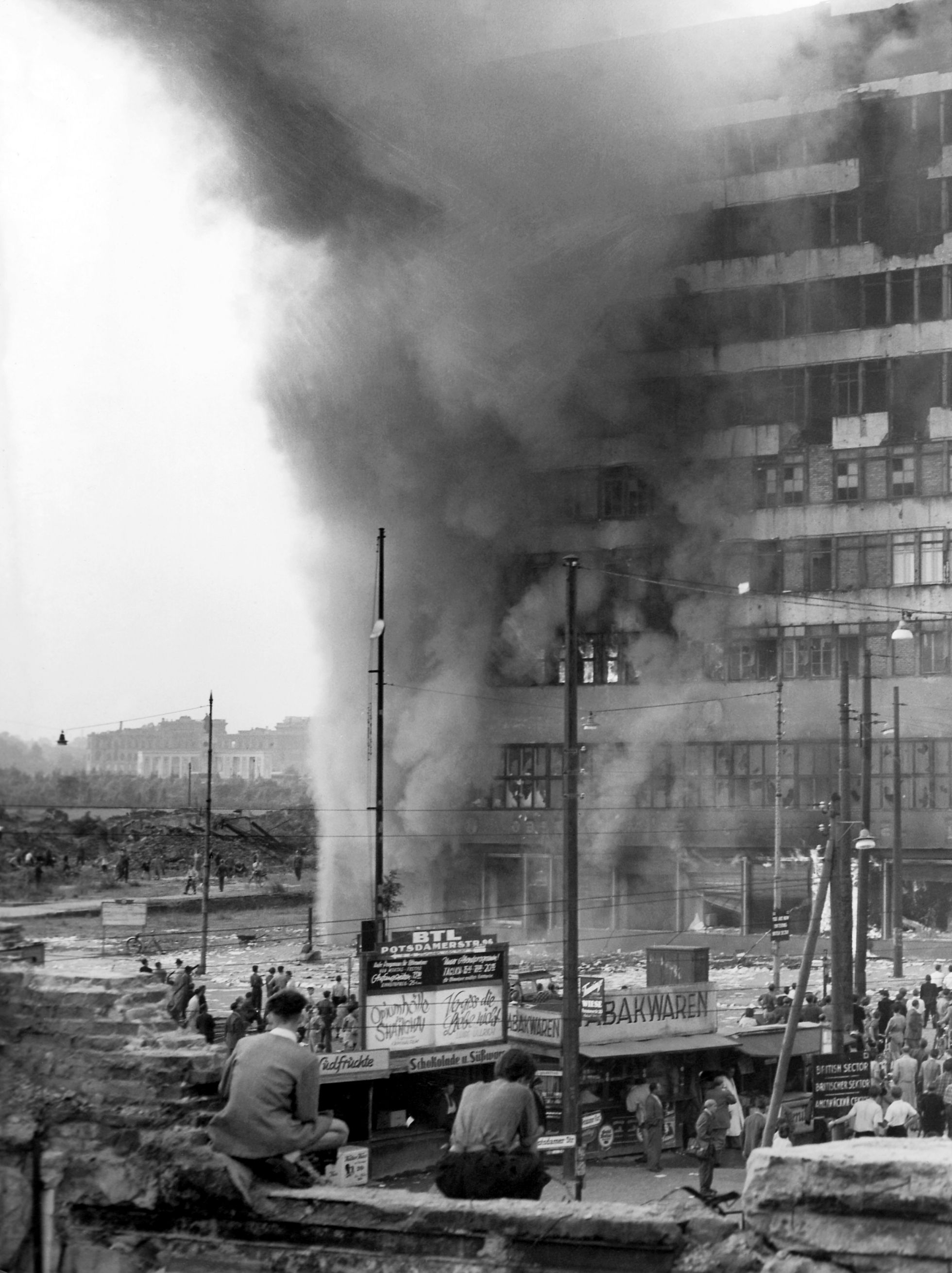 Blick auf das während der Demonstrationen in Brand gesteckte Kolumbushaus in Ostberlin, in dem sich die regierungseigene Handelsorganisation befindet. Foto: picture-alliance / dpa / UPI