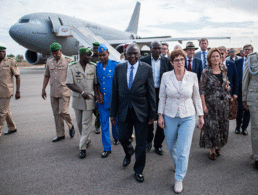 Verteidigungsministerin Annegret Kramp-Karrenbauer und Issoufou Katambe, Verteidigungsminister der Republik Niger, nach der Ankunft der Verteidigungsministerin auf dem Flughafen in Niamey. Foto: Arne Immanuel Bänsch/dpa