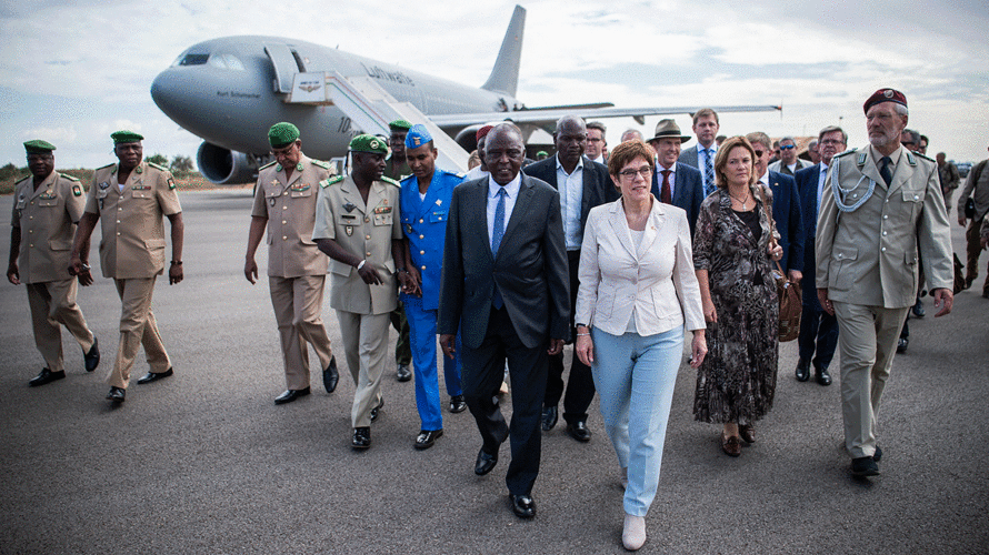 Verteidigungsministerin Annegret Kramp-Karrenbauer und Issoufou Katambe, Verteidigungsminister der Republik Niger, nach der Ankunft der Verteidigungsministerin auf dem Flughafen in Niamey. Foto: Arne Immanuel Bänsch/dpa