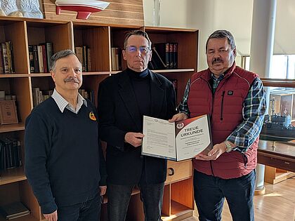 Bereits seit 50 Jahren ist Hubert Gerhardt (Mitte) Mitglied im Deutschen BundeswehrVerband. Im Rahmen einer Vorstandssitzung wurde er dafür vom stellvertretenden Vorsitzenden ERH im Landesverband Ost, Hauptmann a. D. Steffen Braun (links) und Stabsbootsmann a. D. Dietmar Wollert (rechts) mit der Treueurkunde ausgezeichnet. Foto: Rainer Riedel