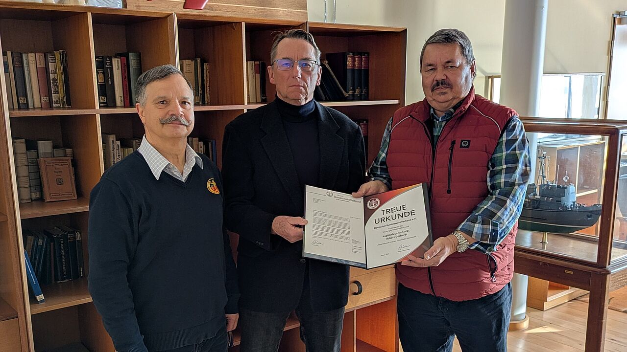 Bereits seit 50 Jahren ist Hubert Gerhardt (Mitte) Mitglied im Deutschen BundeswehrVerband. Im Rahmen einer Vorstandssitzung wurde er dafür vom stellvertretenden Vorsitzenden ERH im Landesverband Ost, Hauptmann a. D. Steffen Braun (links) und Stabsbootsmann a. D. Dietmar Wollert (rechts) mit der Treueurkunde ausgezeichnet. Foto: Rainer Riedel