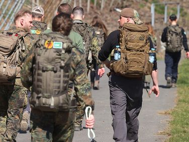 Bundesweit schnürten mehr als 21.000 Menschen die Stiefel, um beim 15k3-Marsch an die Gefallenen des Karfreitagsgefecht zu erinnern. Foto: David Young