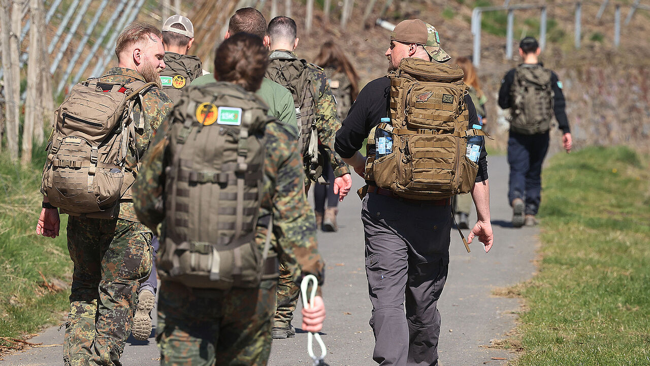 Bundesweit schnürten mehr als 21.000 Menschen die Stiefel, um beim 15k3-Marsch an die Gefallenen des Karfreitagsgefecht zu erinnern. Foto: David Young