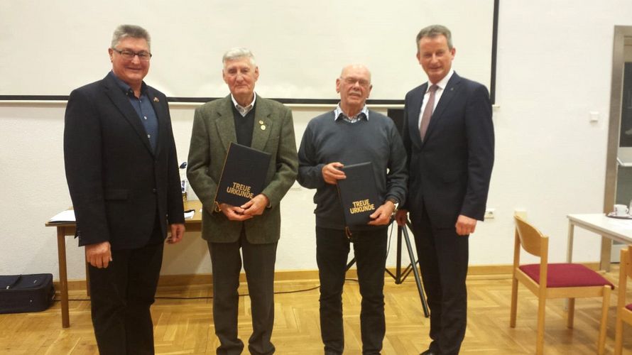 (v.l.): Hauptfeldwebel a.D. Ulrich Peise, Stabsfeldwebel a.D. Ferdinand Kolm, Stabsfeldwebel a.D. Manfred Bange und Bürgermeister Rolf Claussen. Foto: DBwV/LV Nord