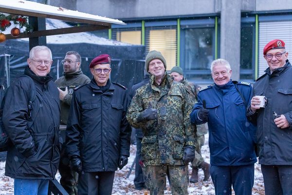 Auf die Personalratswahlen im kommenden Jahr stimmten Oberstabsfeldwebel Sascha Altenhofen (M.), Oberstabsfeldwebel Karl-Uwe Hahn (2.v.r.) und Oberst Andreas Chacón Blazquez (2.v.l.) ein. Links im Bild der Bezirksvorsitzende 1 im Landesverband West, Hauptmann a.D. Volker Jung, rechts der wiedergewählte Vorsitzende der TruKa KdoSKB, Oberstleutnant Dr. Linus Strelau. Foto: Jan Schlesier