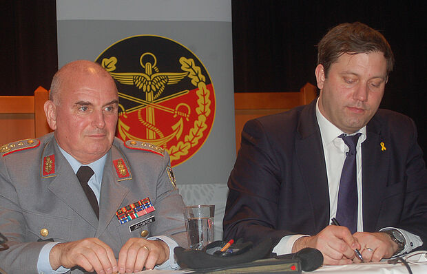 v.l.: Generalleutnant Carsten Jacobson und Lars Klingbeil fanden deutliche Worte. Foto: DBwV
