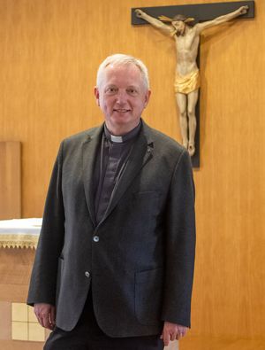 Monsignore Joachim Simon in der Kapelle des Katholischen Militärbischofsamts in Berlin. Hier wird täglich eine Fürbitte für die Soldaten in den Auslandseinsätzen gesprochen, zudem steht hier eine ewig brennende Einsatzkerze. Fptp: DBwV/Hepner