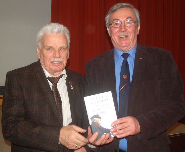 v.l.: Der Stellvertretende Kameradschaftsvorsitzende Manfred Stüdemann bekommt von Armin Komander das Buch mit Widmung des Bundesvorsitzenden überreicht
