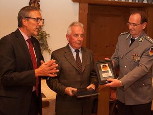 Stärk und Teßler (rechts) überreichen Franz Giffel (Mitte) Urkunde und Glasplakette für 60-jährige Mitgliedschaft Foto: DBwV