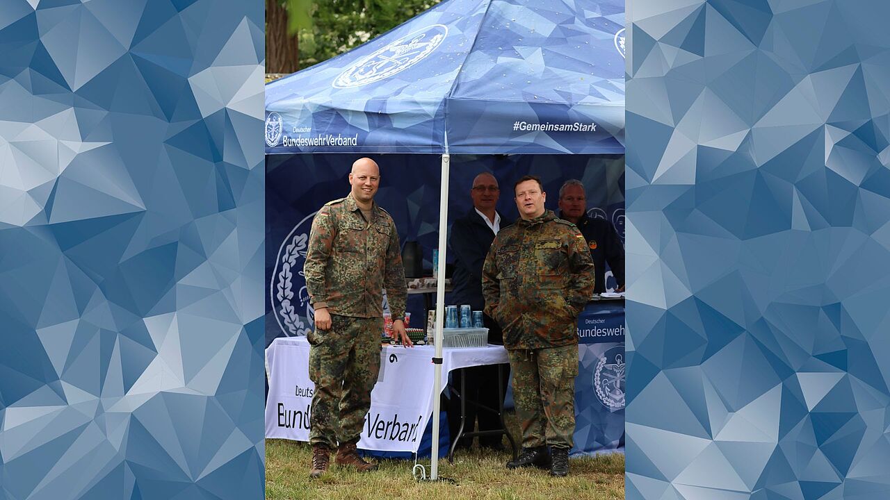 Im Vordergrund Volker Dickhut (von links) mit dem Kommandeur Oberst Thomas Geßner. Foto: DBwV